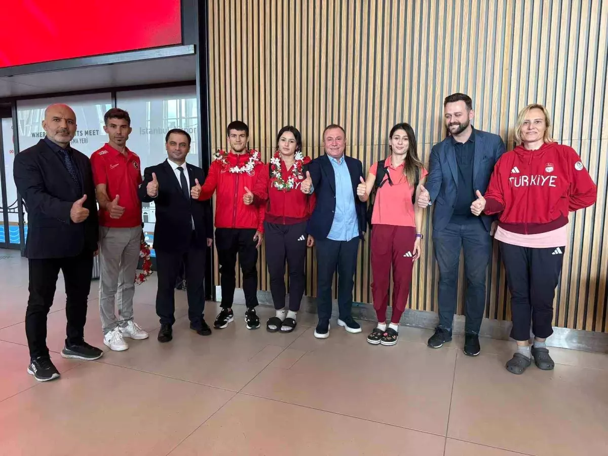 Hindistan\'da Başarı: Altın ve Gümüş Madalya