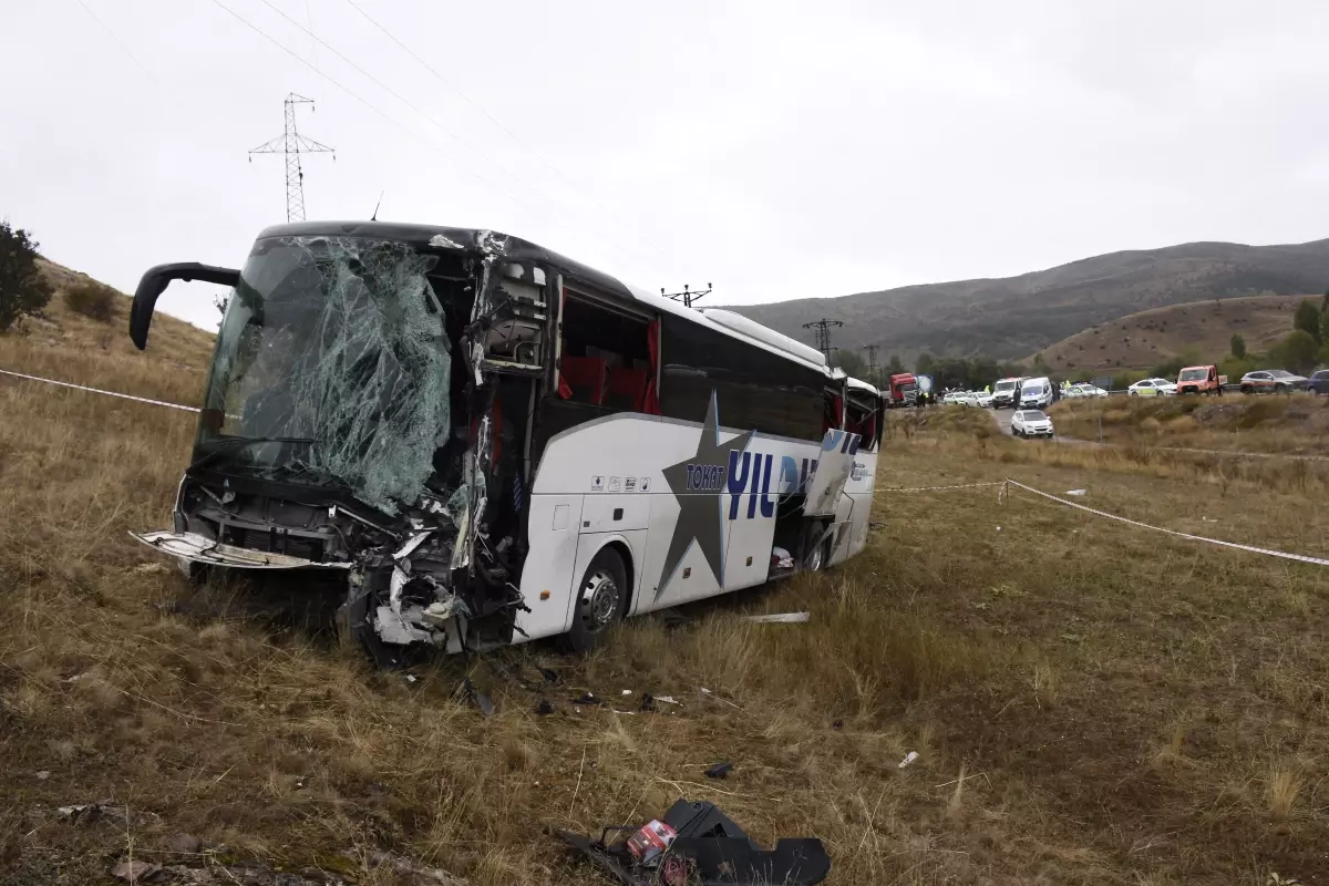 Sivas\'ta Otobüs ve TIR Çarpıştı: 18 Yaralı