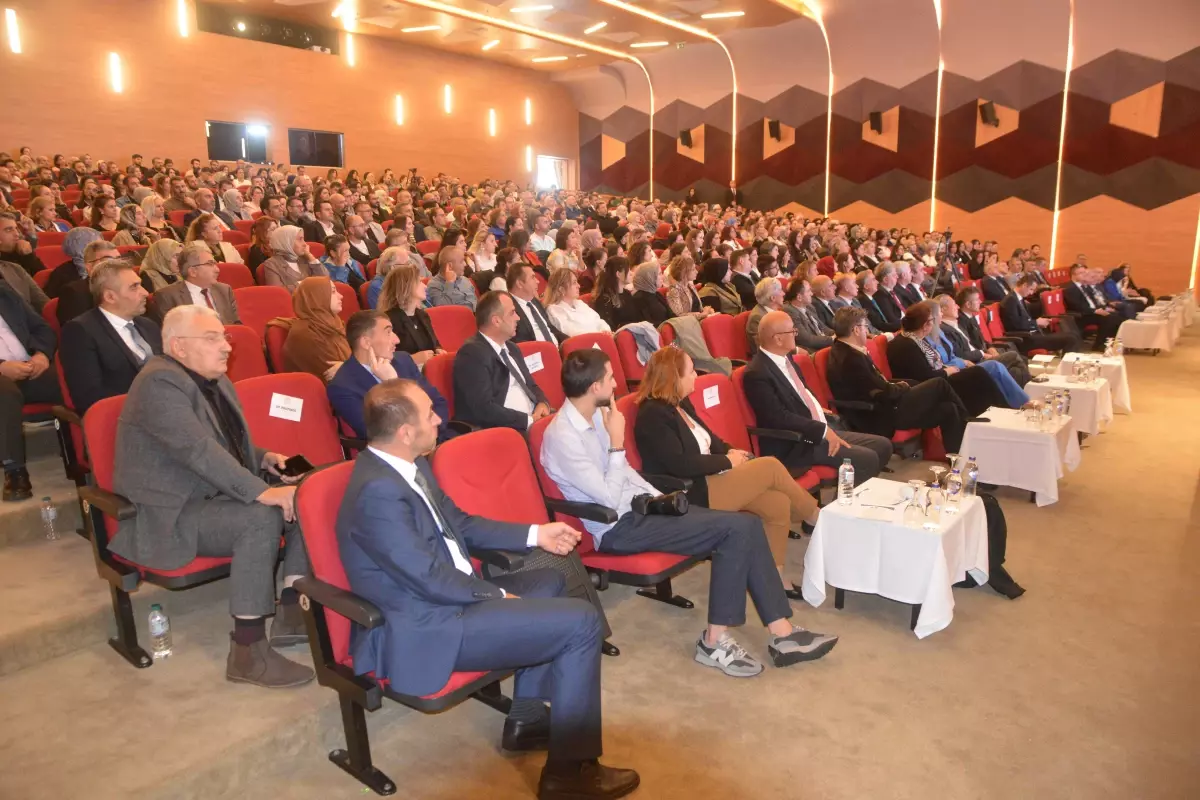 Eğitimi Güçlendirmenin Yolu: Öğretmenler