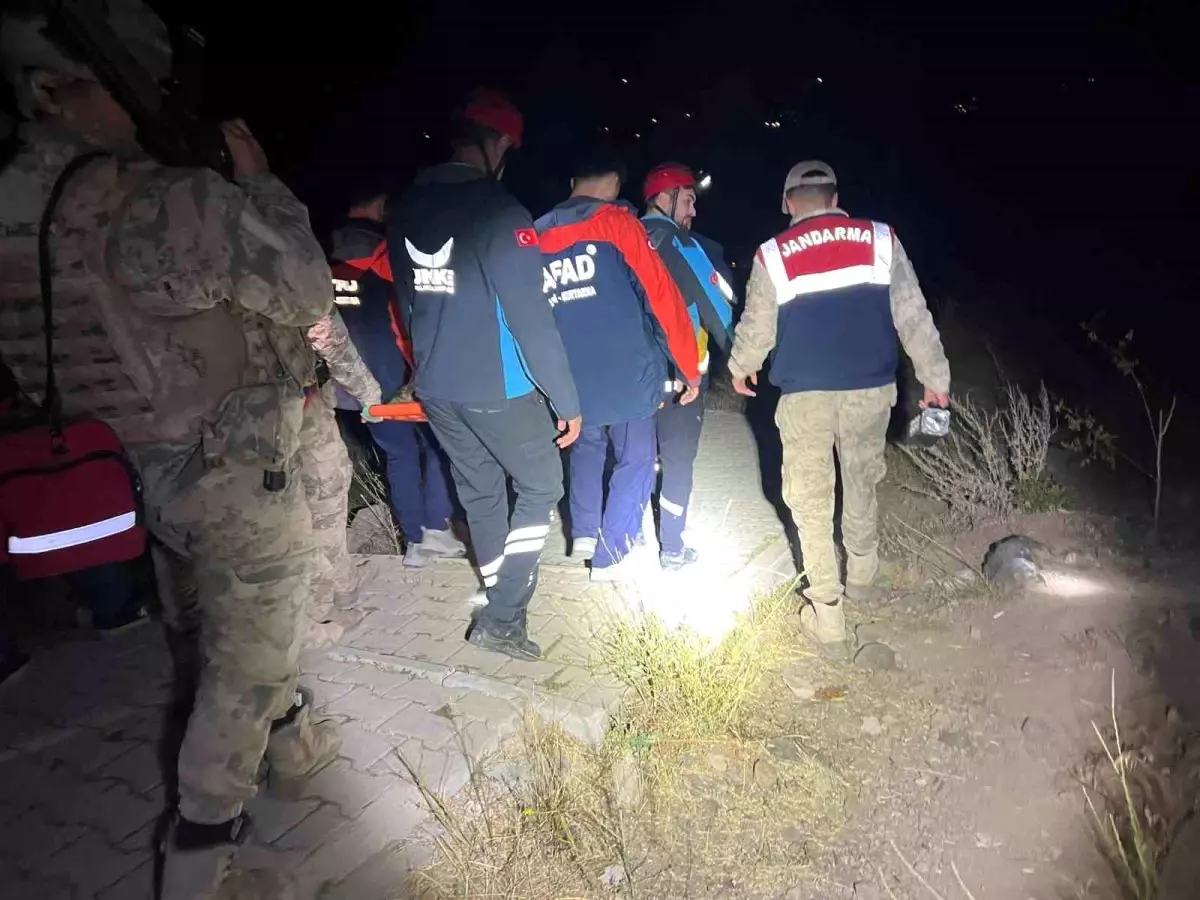 Tunceli\'de Kayalıkta Düşen Kadın Kurtarıldı