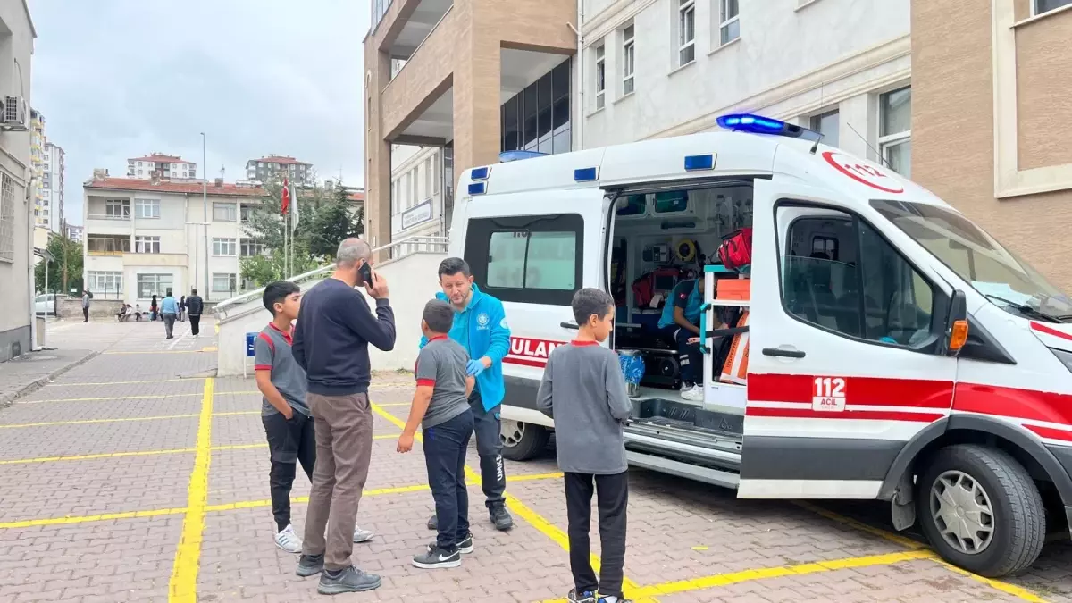 Yangın alarmına basan öğrenci izdihama neden oldu: 14 yaralı
