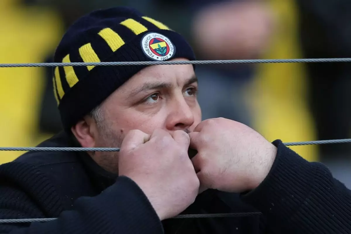 Yıldız futbolcudan Fenerbahçe\'ye kötü haber