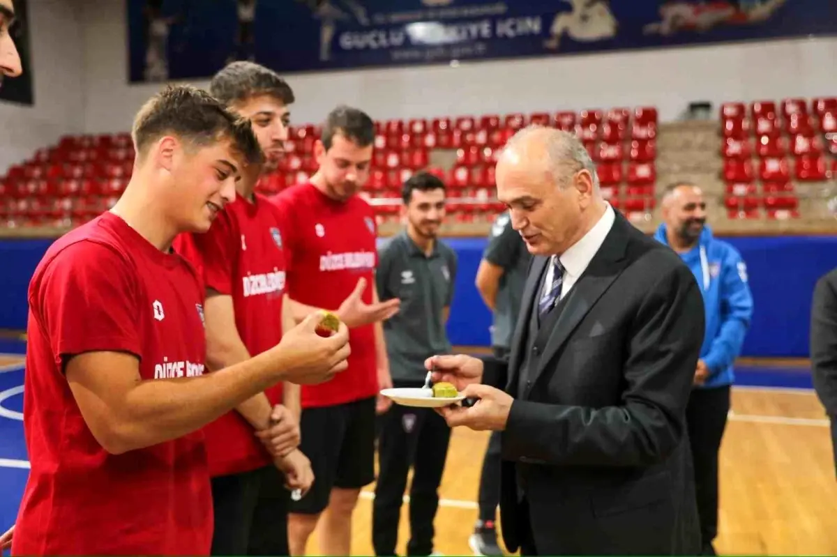 Düzce Belediye Başkanı Özlü, Voleybol Takımlarını Ziyaret Etti