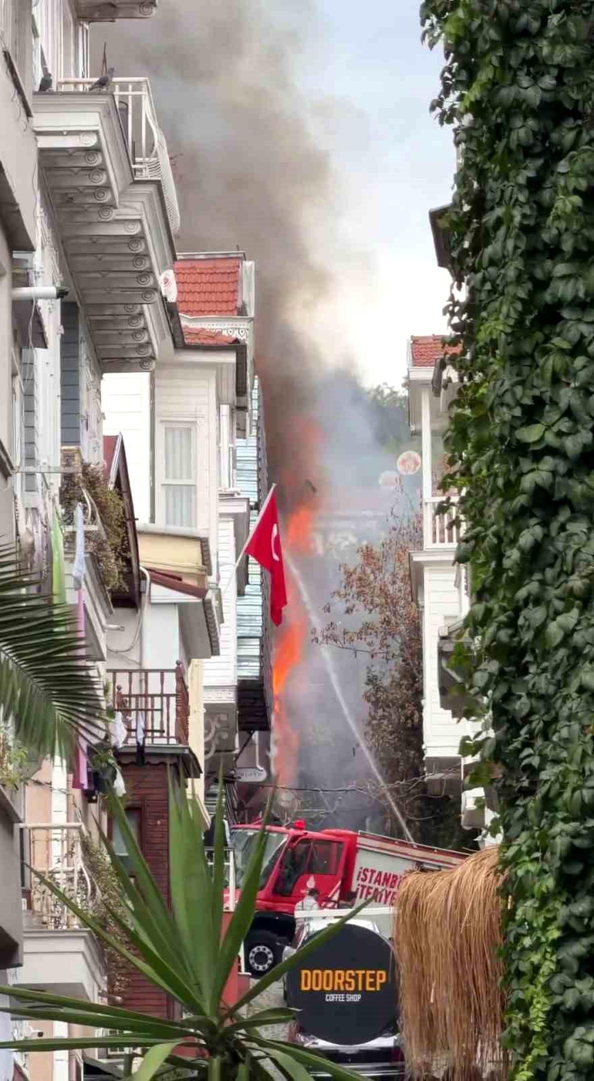 Beşiktaş\'ta Ahşap Binada Yangın