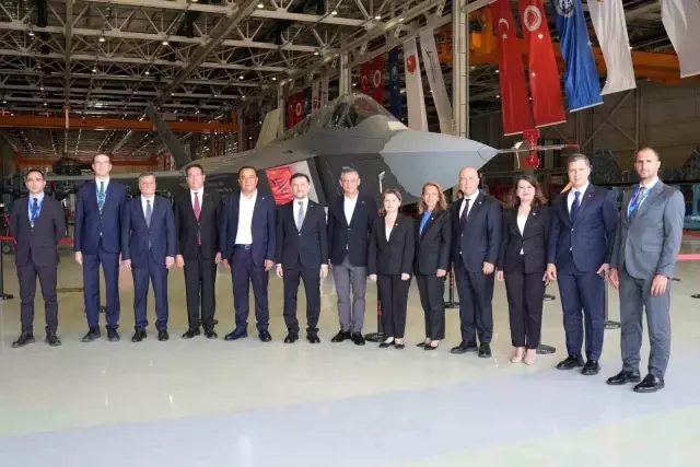 Son günlerin en çok tartışmalı konusu! Özgür Özel'den dikkat çeken KAAN hamlesi