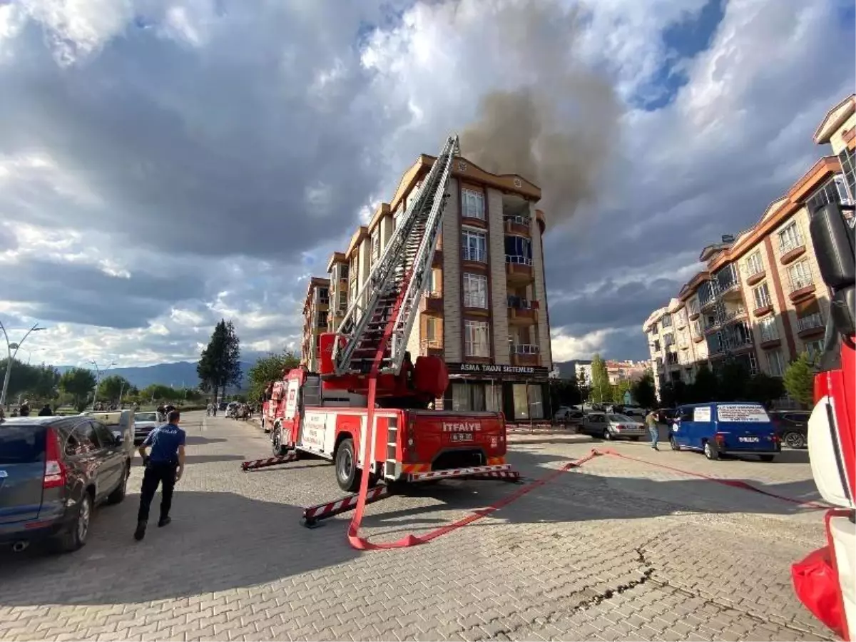 Edremit\'te Apartman Çatısında Yangın Paniği
