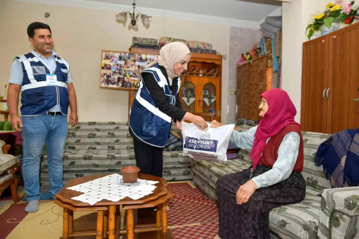 Esenyurt Belediyesi, Dünya Yaşlılar Günü\'nde Yaşlıları Ziyaret Etti