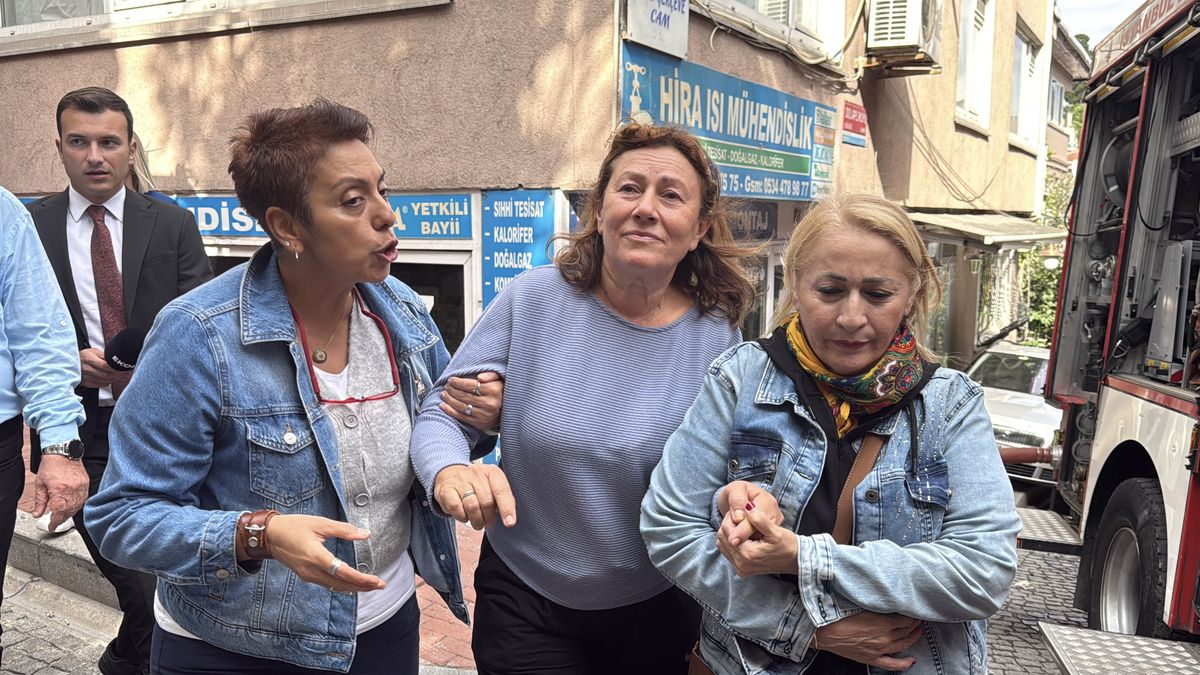 Arnavutköy\'de Ahşap Bina Yangını