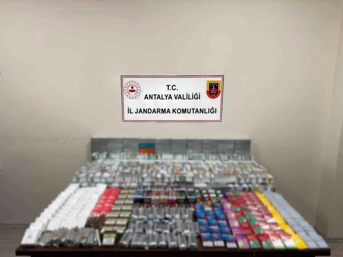Kemer\'de Kaçak Tütün ve Elektronik Eşya Ele Geçirildi