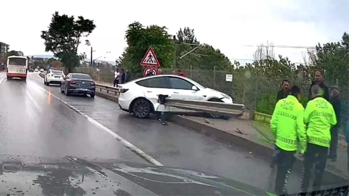 Böyle kaza görülmedi! Bariyer Tesla'yı delip geçti