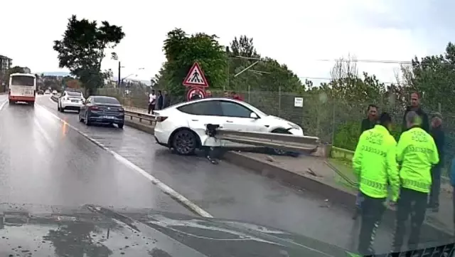 Böyle kaza görülmedi! Bariyer Tesla'yı delip geçti