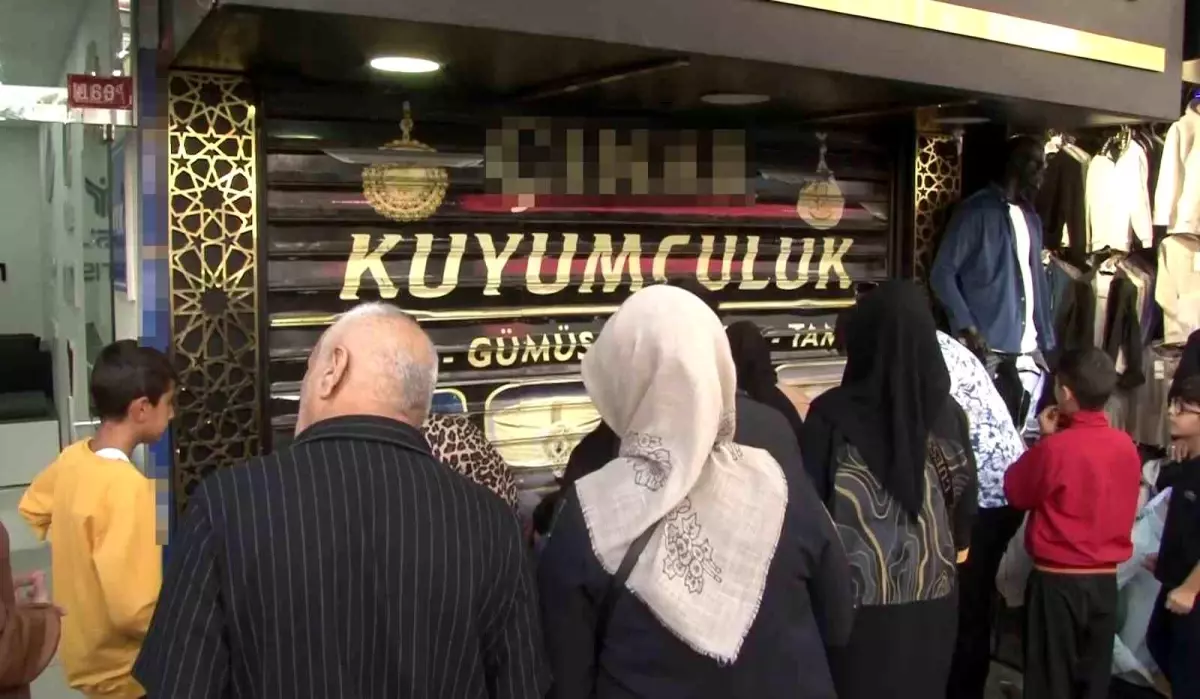 Böylesi görülmedi! Kuyumcu altınları alıp kaçtı, mağdurlar dükkanı yağmaladı