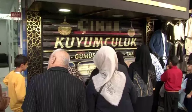 Böylesi görülmedi! Kuyumcu altınları alıp kaçtı, mağdurlar dükkanı yağmaladı | Flaş Gelişme