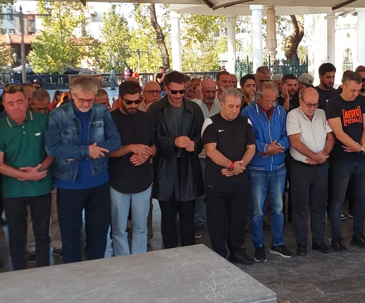 Uraz Kaygılaroğlu\'nun acı günü! Babaannesini son yolculuğuna uğurladı