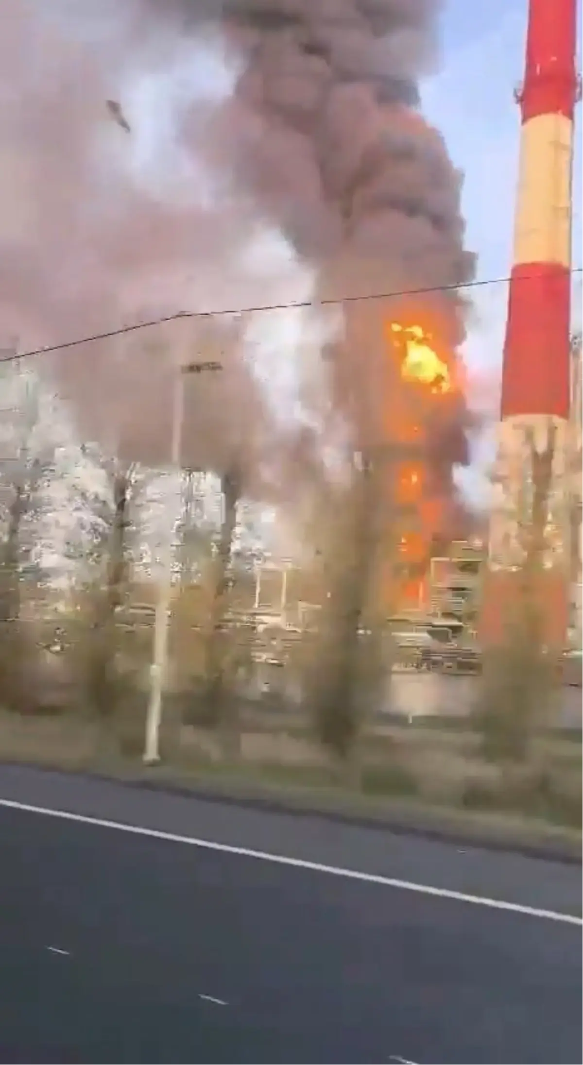 Yaroslavl\'de Petrol Rafinerisinde Yangın