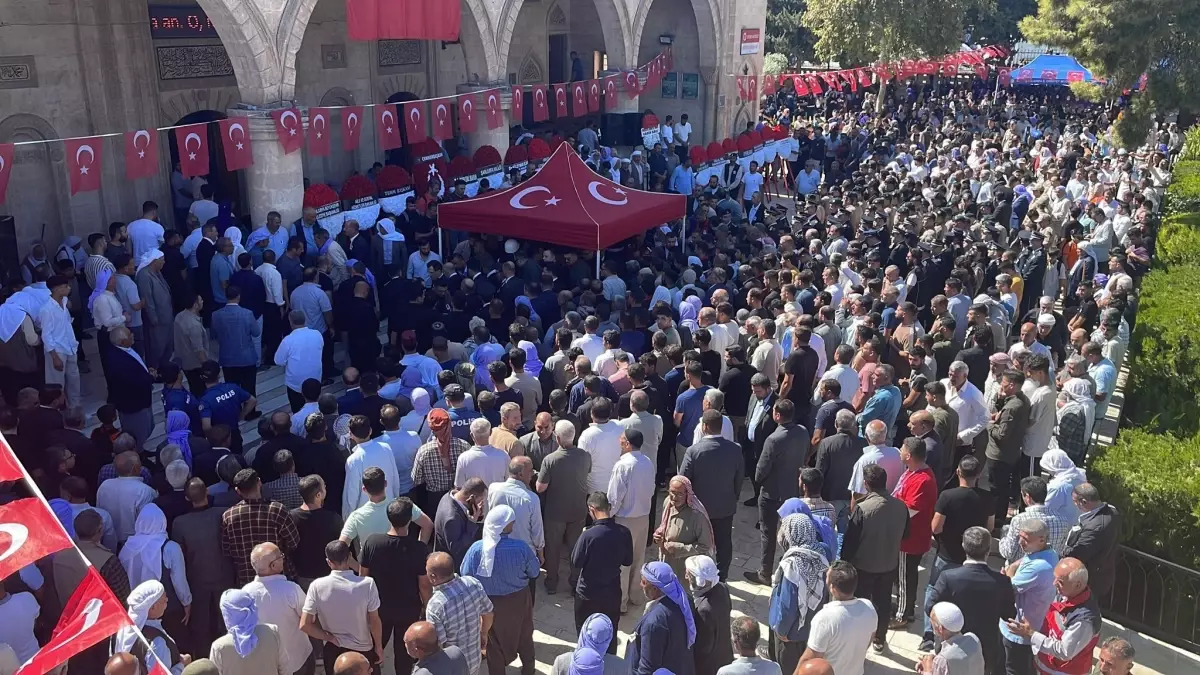 İzmir\'de polis merkezine düzenlenen silahlı saldırıda şehit olan polis memuru toprağa verildi