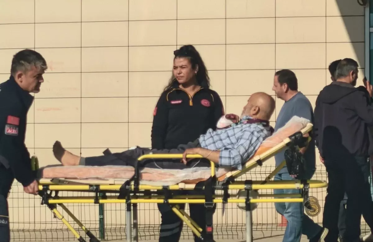 Tahta Keserken Yaralanan Yaşlı Adam Hastaneye Kaldırıldı