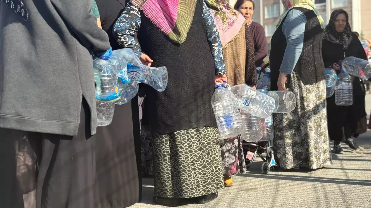 Ankara\'da su kesintisi nedeniyle tankerlerle su dağıtımı yapılıyor