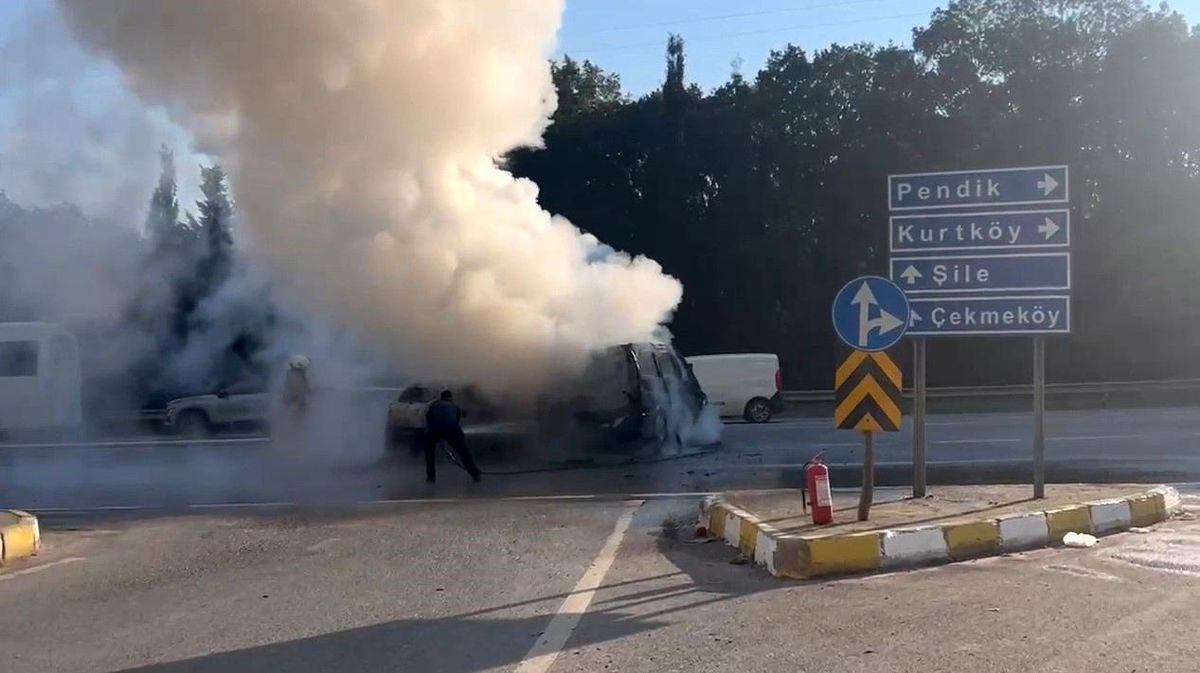 Sultanbeyli\'de Kaza: Araç Yangını ve Devriye Elektrik Direği