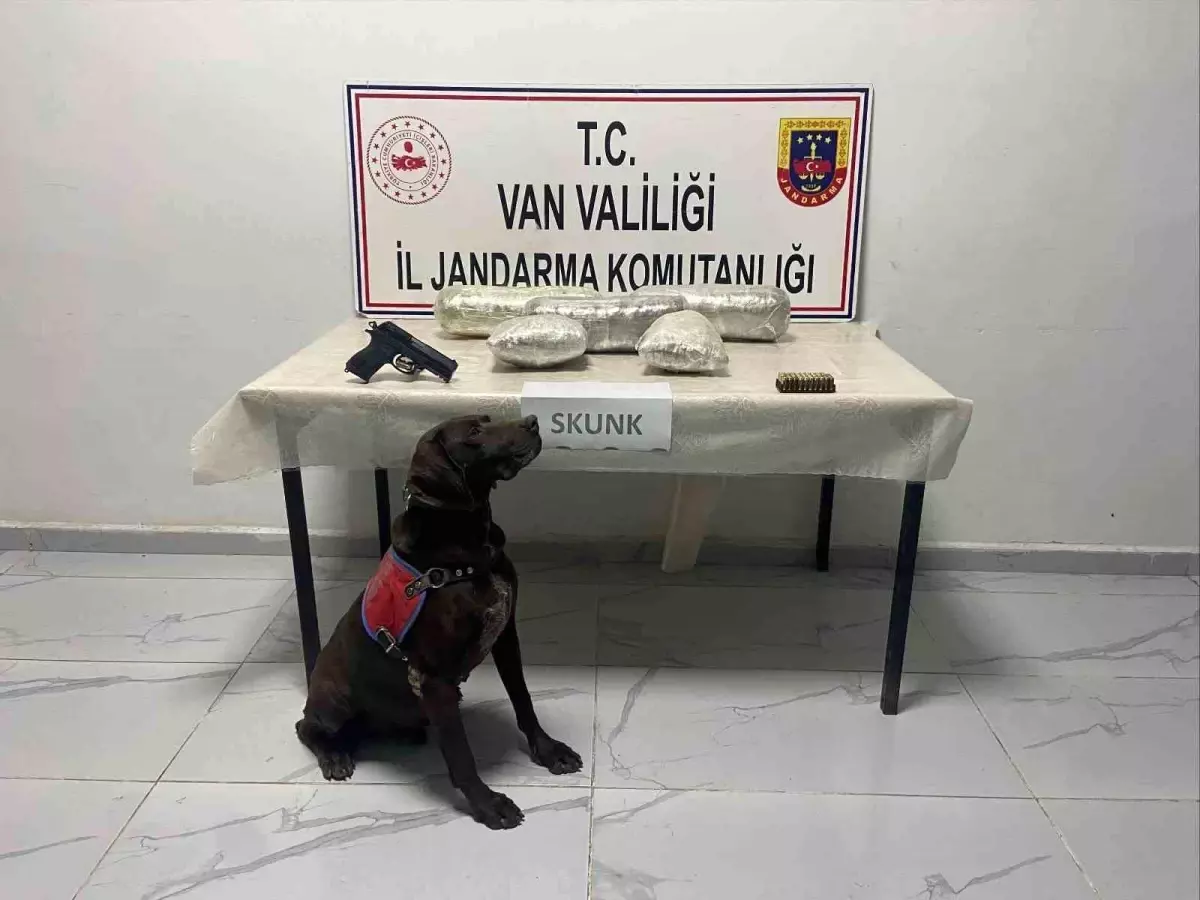 Başkale\'de Uyuşturucu ve Kaçak Malzeme Ele Geçirildi