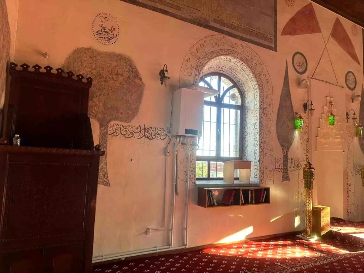 139 yıllık camide şok eden manzara! Kıble duvarına yerleştirdiler