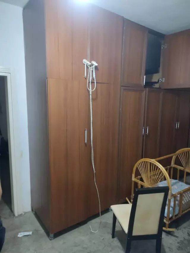 2 çocuk annesi kadın dolaba asılı halde bulundu