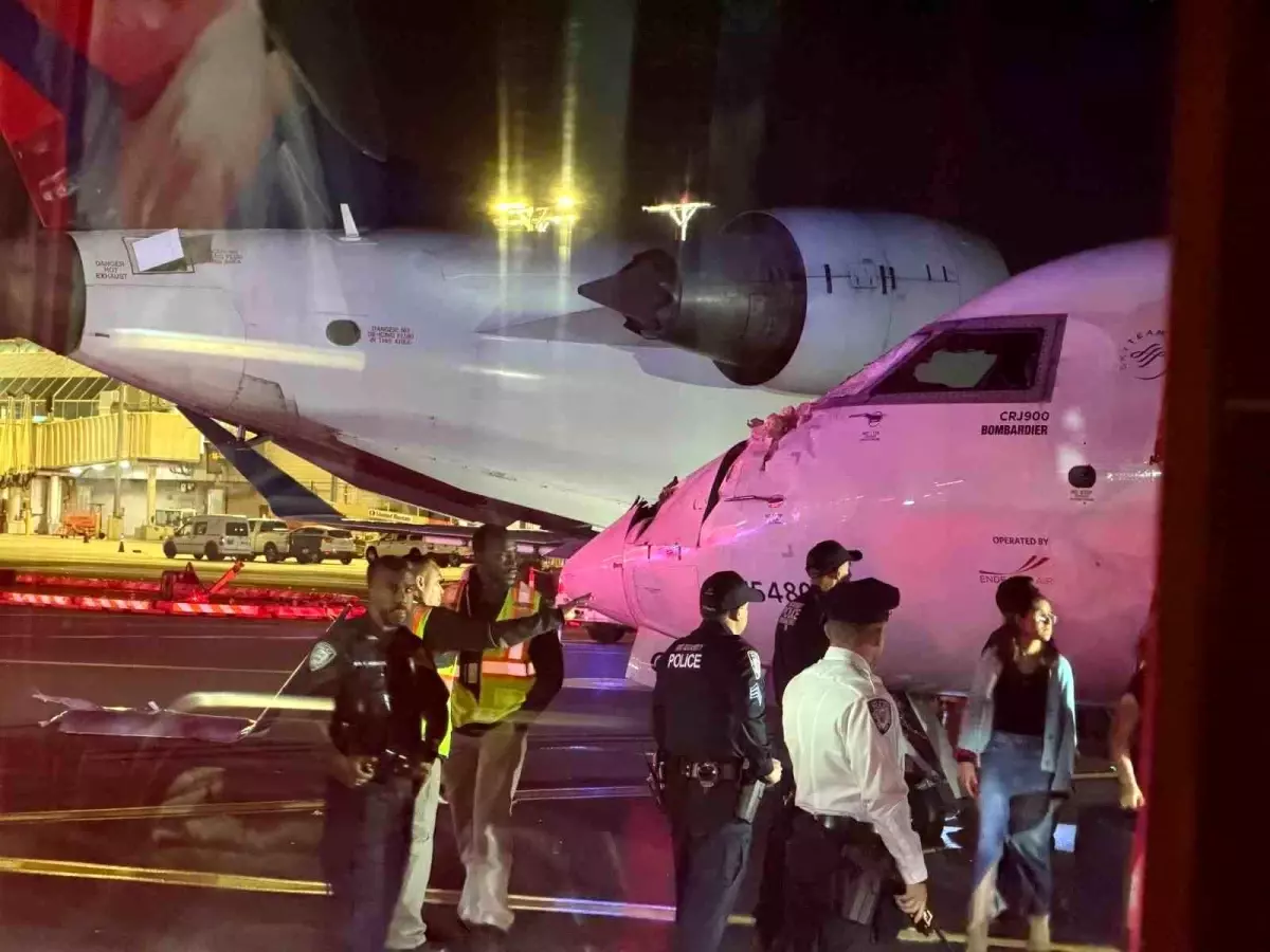 LaGuardia Havalimanı\'nda Uçak Çarpışması