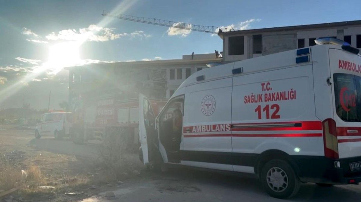 Erzincan\'da İşçiler Çatıya Çıktı