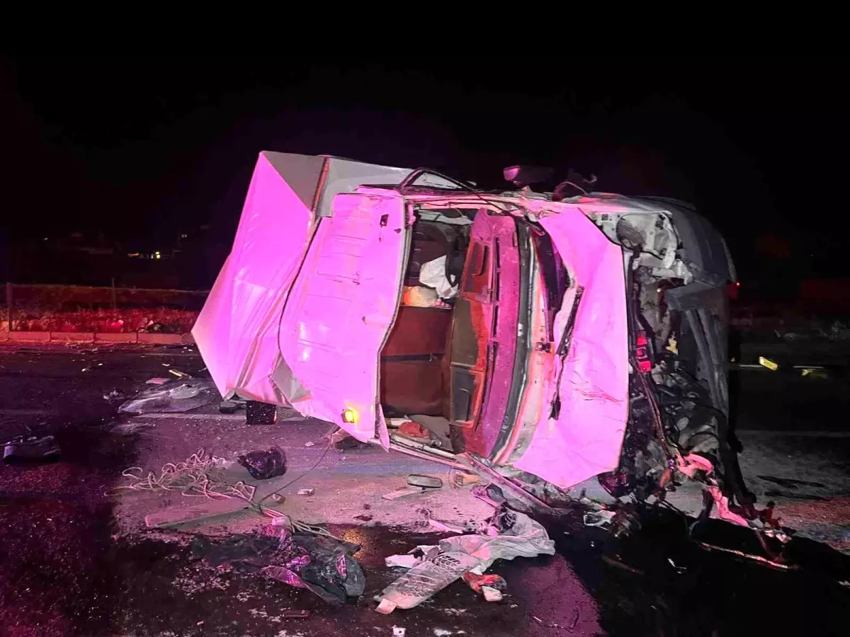 Afyonkarahisar\'da Trafik Kazası: 3 Yaralı