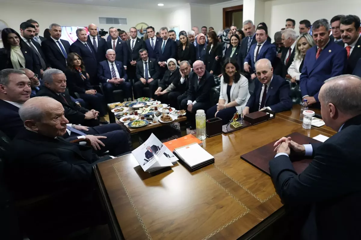Dervişoğlu\'ndan "fotoğraf" savunması: Eğer böyle bir görüşmeye zirve deniyorsa bu zırvadır