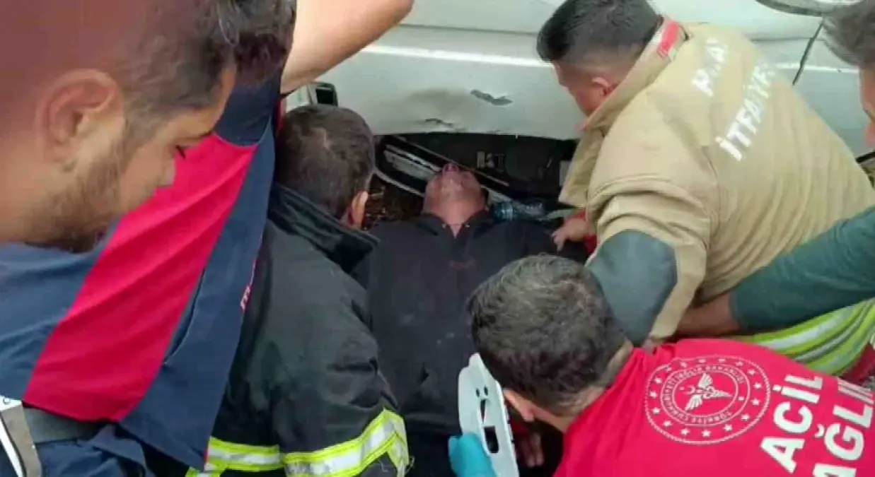 Hatay\'da Minibüs Kazası: Şoför Kurtarıldı