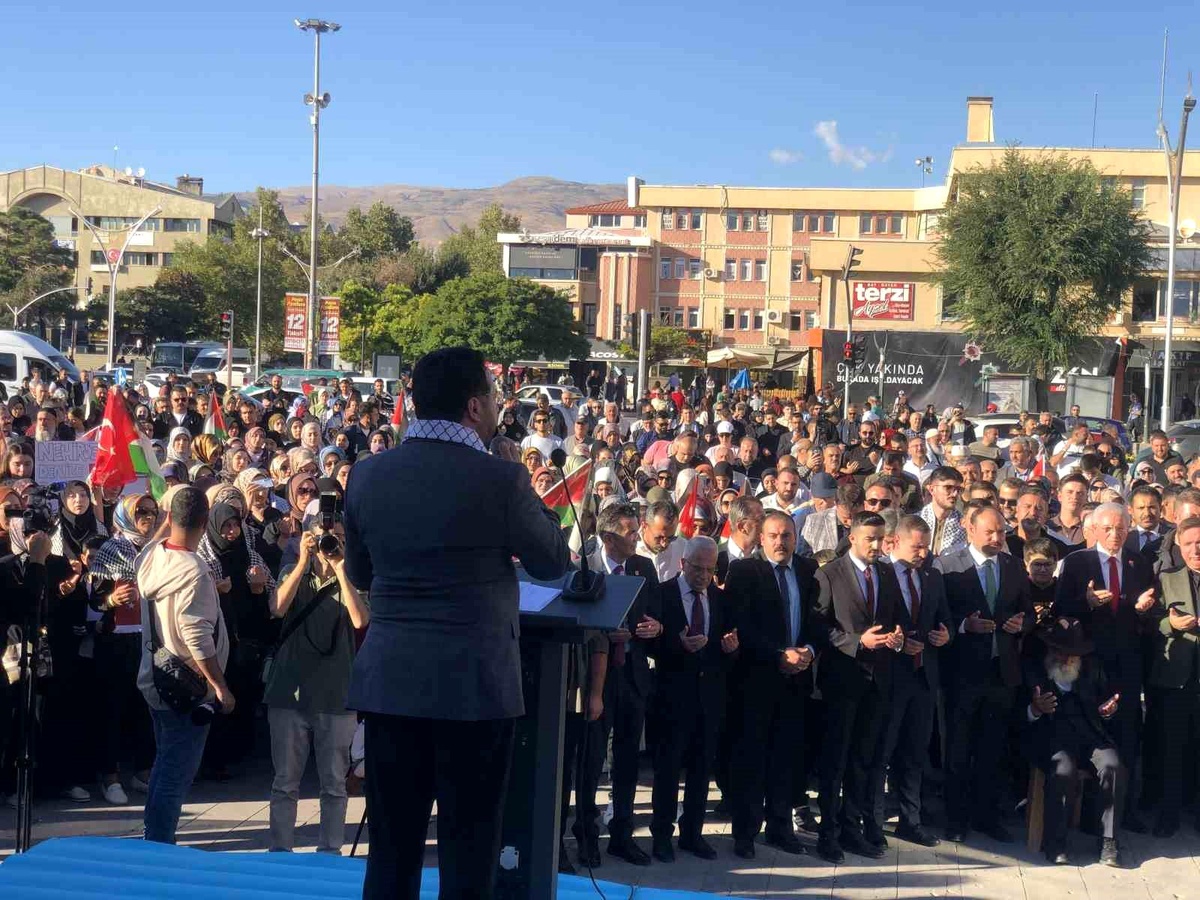 Erzincan\'da Gazze İçin Yardım Filoasına Yapılan Saldırıya Tepki Gösterildi