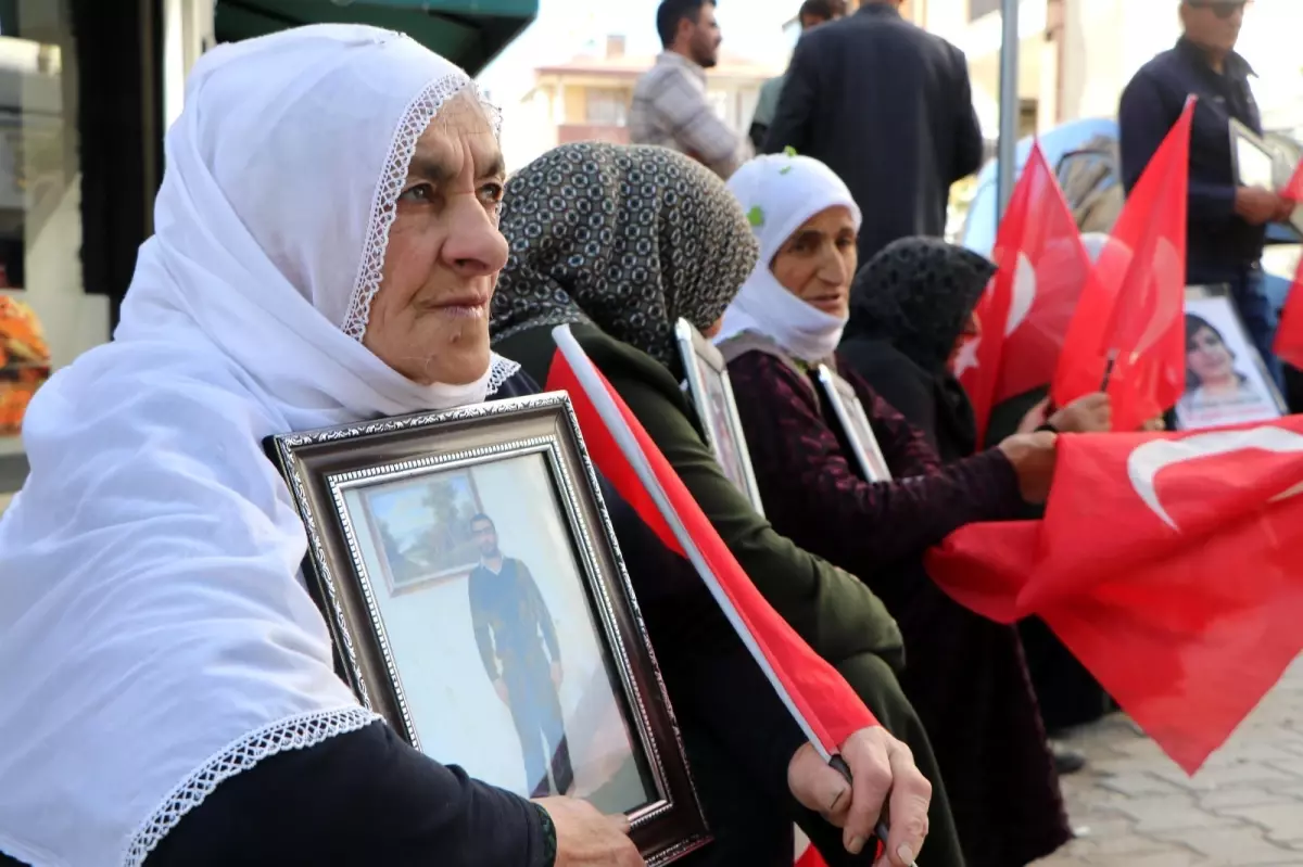 Van\'da evlat eylemine katılan anne: \'Artık bu ülkeye şehit gelmesin\'