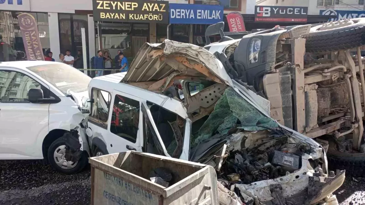Malatya\'da Freni Patlayan Kamyon Kazaya Yol Açtı
