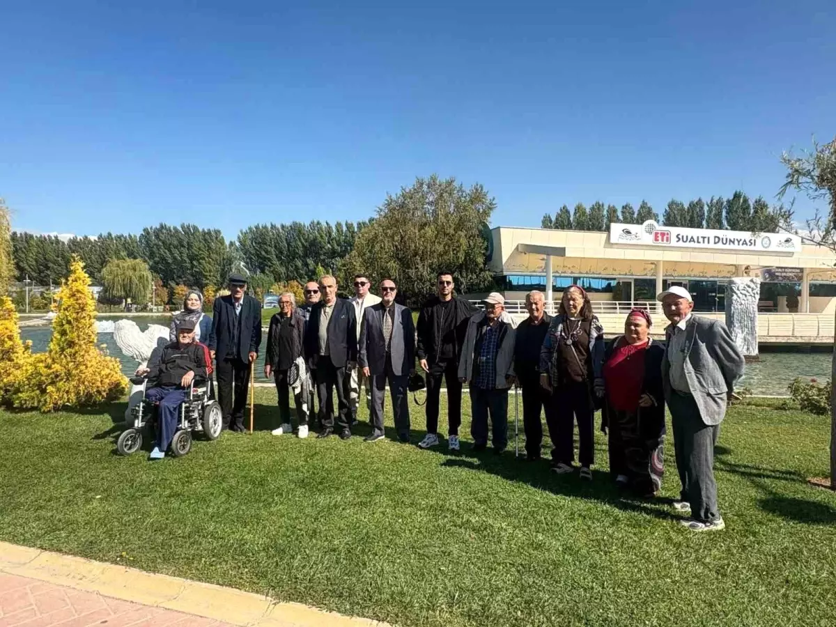 Yaşlılar Günü\'nde Neşeli Geziler
