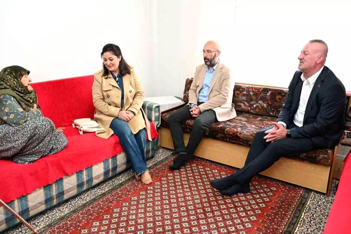 Başkan Karabatı, Dünya Yaşlılar Günü\'nde Büyükleri Unutmadı
