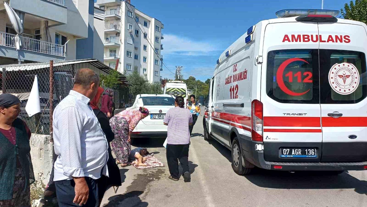 Antalya\'da Servis Minibüsü Öğrenciye Çarptı