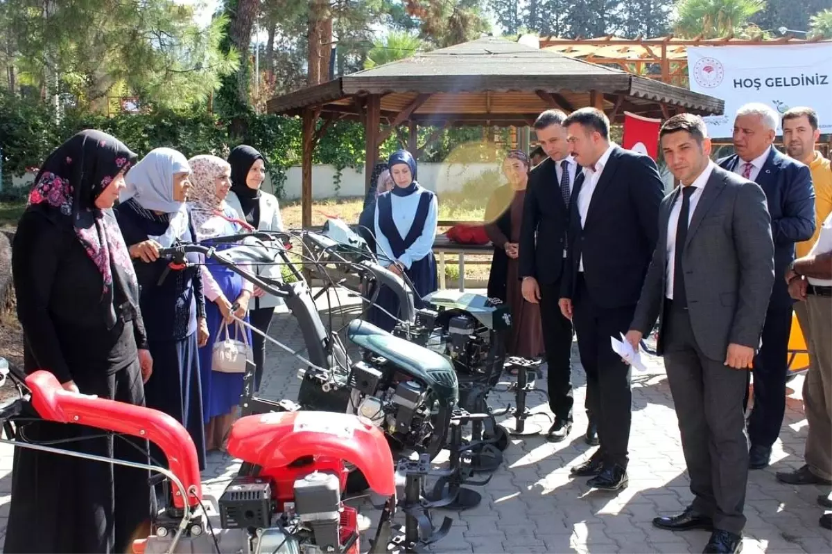 Düziçi\'nde Çiftçilere Tarımsal Ekipman Dağıtımı