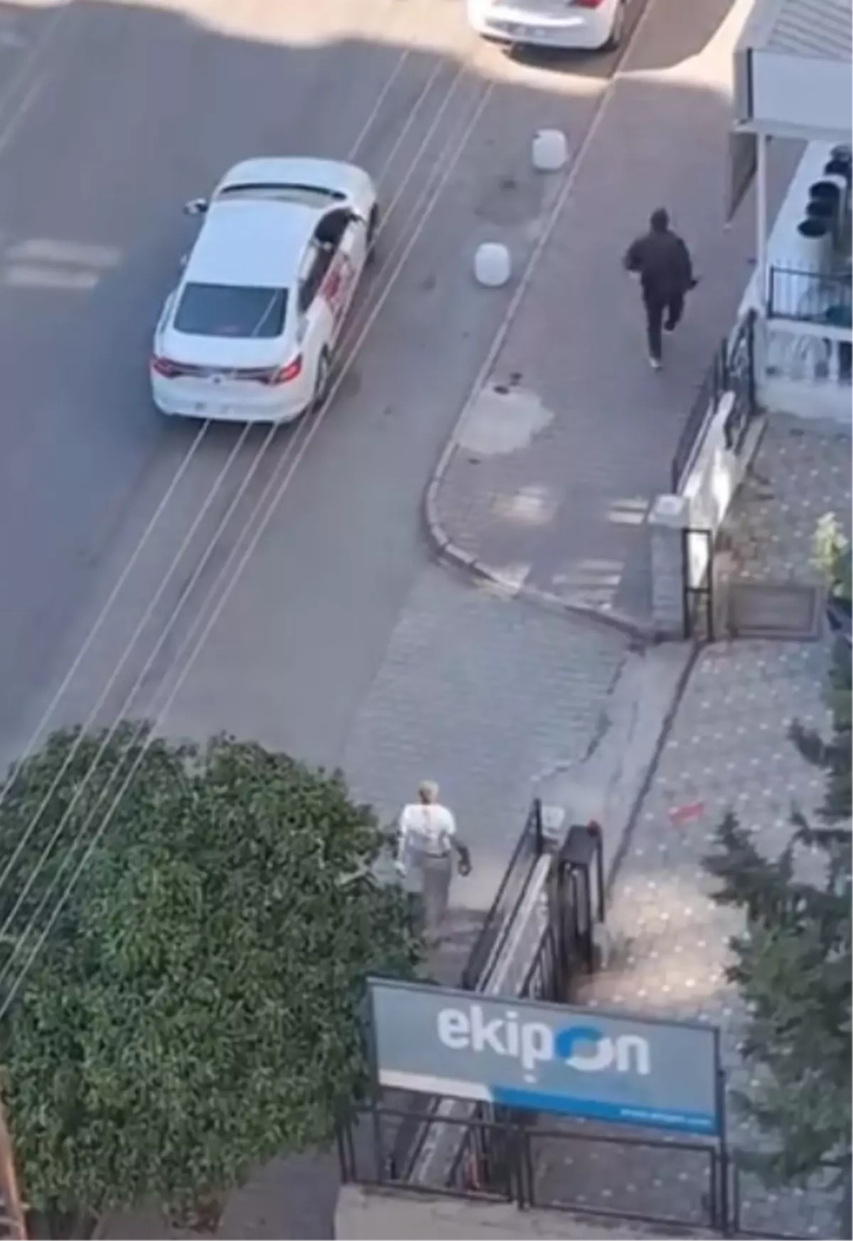 Adana\'da sokak kavgası: Bıçaklanan kişi saldırganı taşla kovaladı