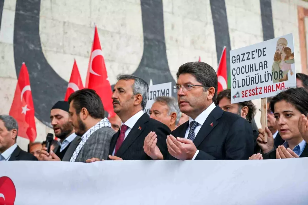 Bakan Tunç: İsrail Bir Soykırım İşliyor