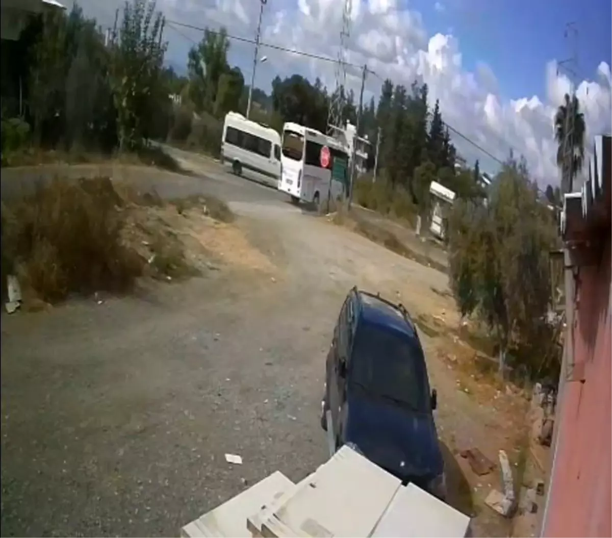 Antalya\'da okul servisi kaza yaptı