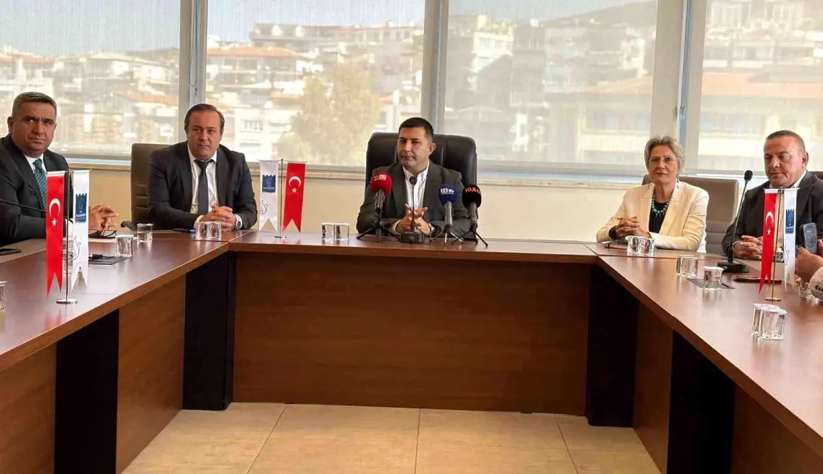 Başkan Ömer Günel: \'Kuşadası\'na hizmet etmeyi engelleyemezler\'