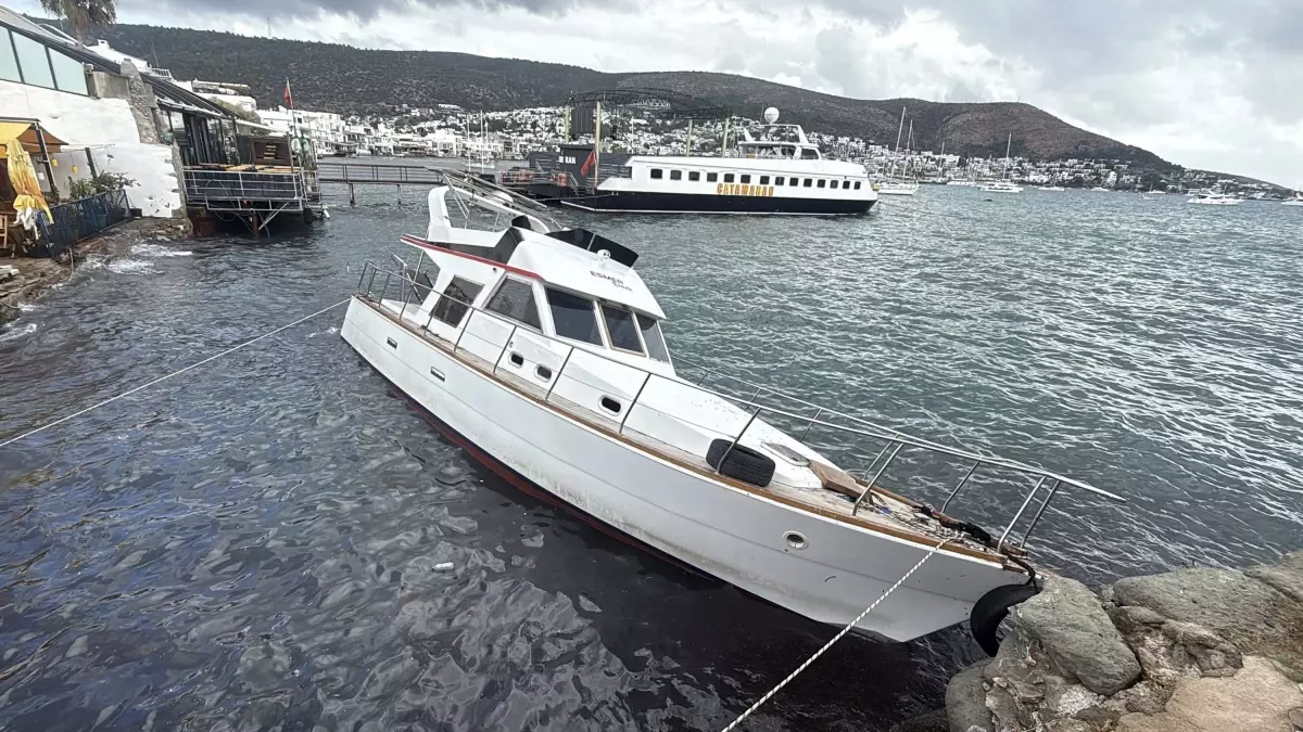 Bodrum\'da \'Esmer 10\' Teknesi Karaya Vurdu