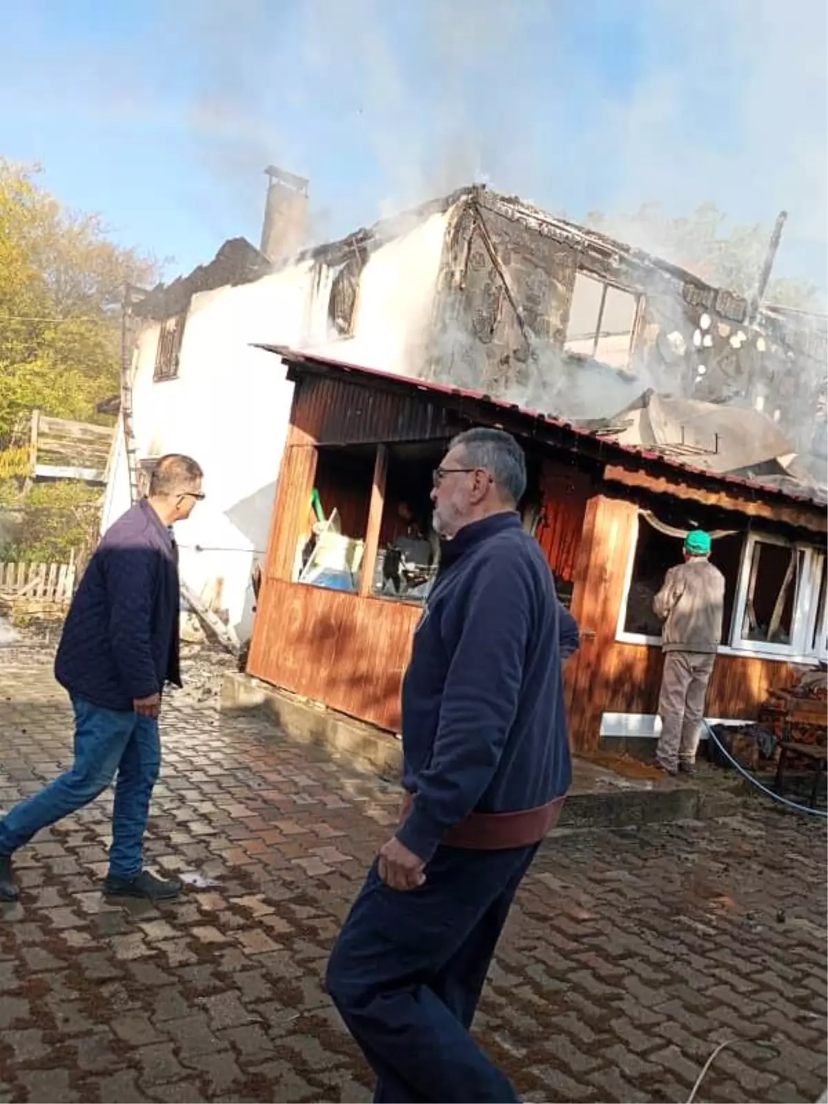Bolu\'da Yangın: İki Katlı Ev Yanarak Kullanılamaz Hale Geldi