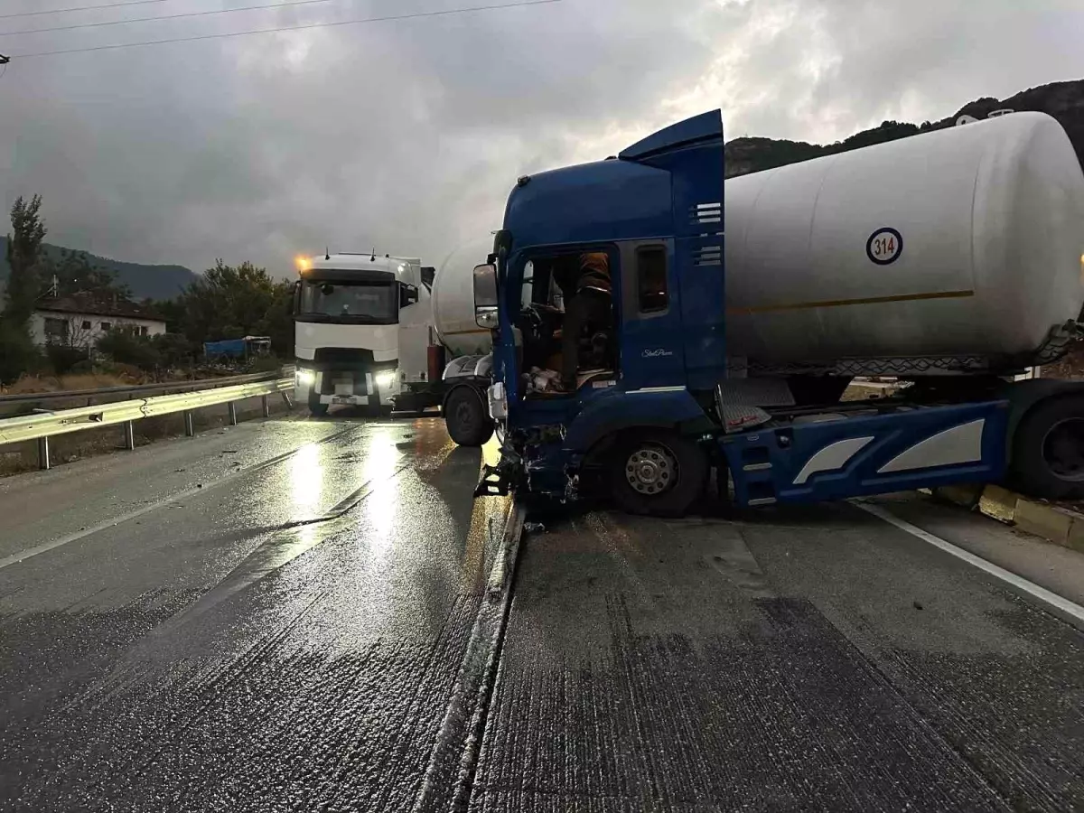 Burdur\'da TIR Bariyerlere Çarptı, Yol Kapatıldı