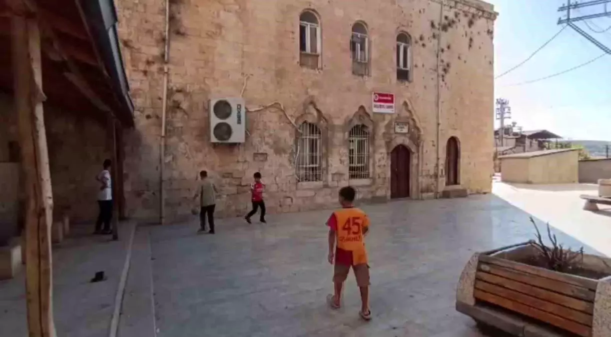 Hasar Gören Camii Çocukların Futbol Alanı Oldu