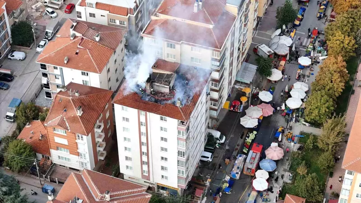 Eskişehir\'de Çatı Yangını Panik Yarattı