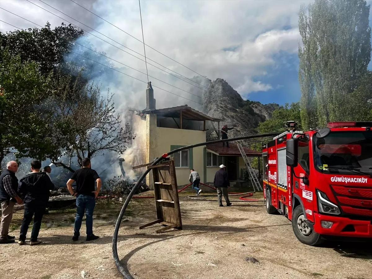 Bademli Köyü\'nde Yangın: Konteyner Ev Kullanılamaz Hale Geldi