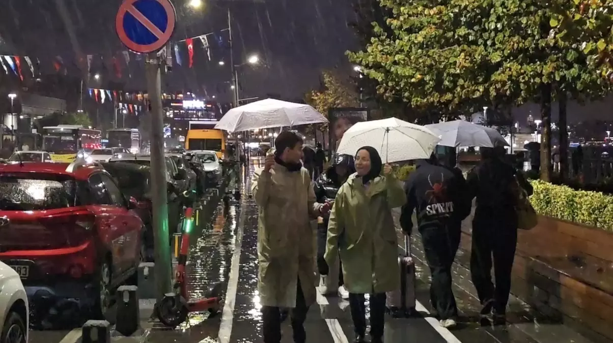 İstanbul\'da Sağanak Yağış Hayatı Olumsuz Etkiledi