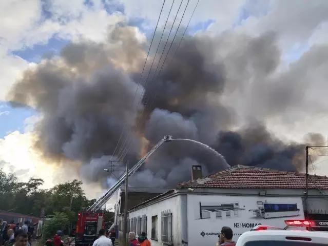 İzmir'de depo yangını! Ekiplerin müdahalesi sürüyor | Son Dakika